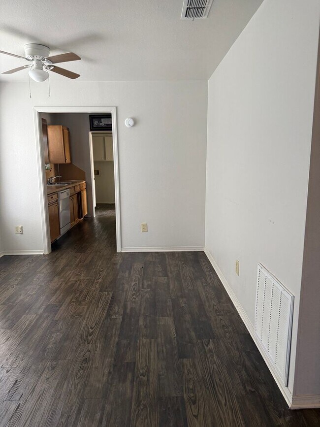 Building Photo - 2 Bedroom/ 2 Bathroom Townhome