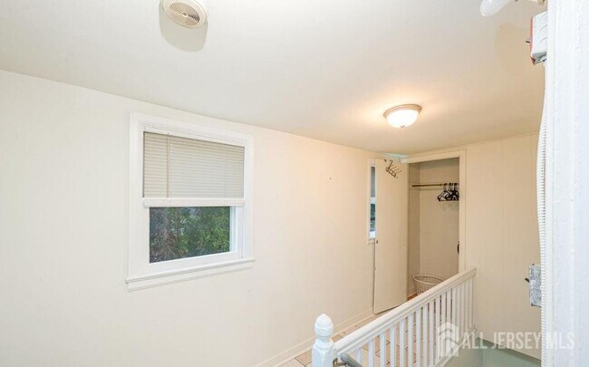 Building Photo - 215 S Pine Ave