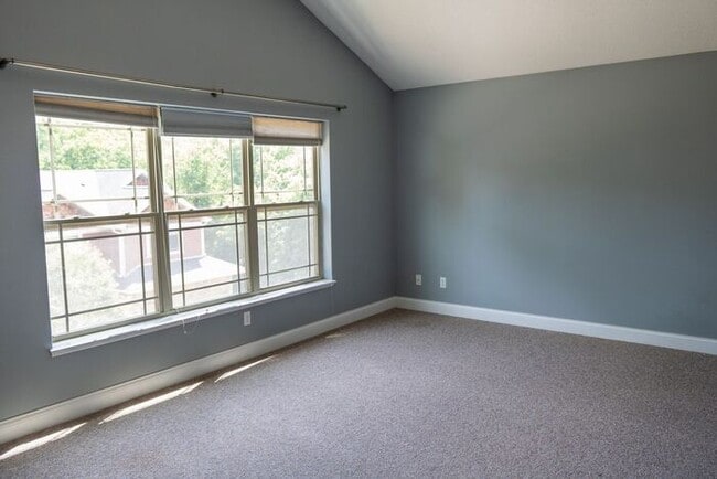 Building Photo - $2,400 | 3 Bedroom, 3.5 Bathroom Multi Flo...