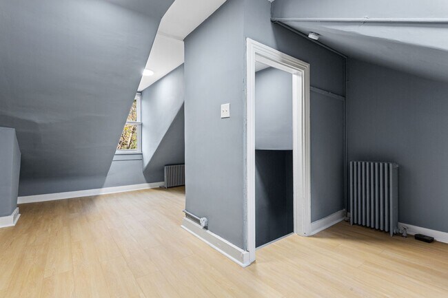 Building Photo - 2BR/1BA | Bonus Attic + Yard | Fast Approval