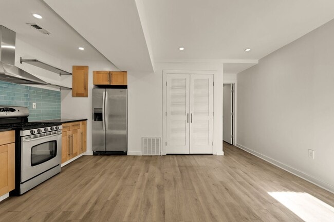 Building Photo - Bright and Spacious Terrace Level 2br in Mt. Pleasant!