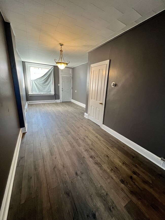 Building Photo - Fully Renovated 3 Bedroom 1 Bath Home Available