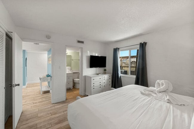 Building Photo - 8727 Thomas Dr