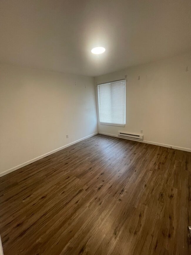 Building Photo - 2 Bedroom Town House!