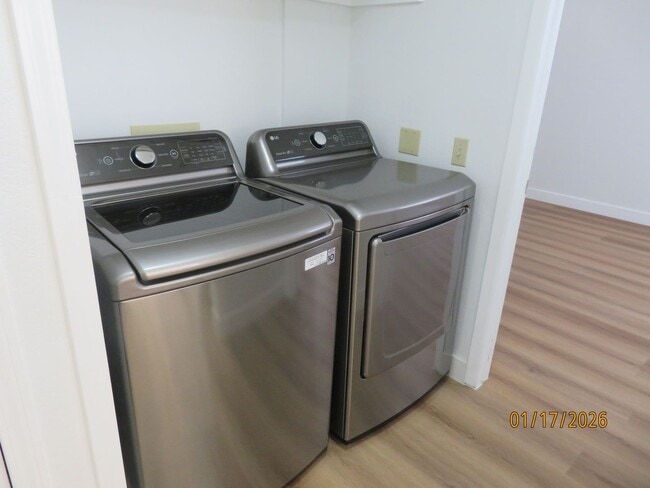 Building Photo - Clean well-maintained upstairs Condo, Gated Community