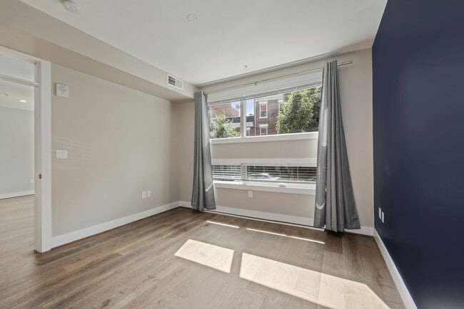 Building Photo - Professionally Managed // 2 bedroom 2 bathroom Modern Condo//  Adams Morgan// Parking Included!