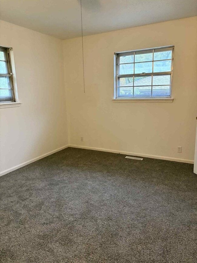 Building Photo - CHARMING 3 BEDROOM / 1 BATHROOM HOUSE IN J...