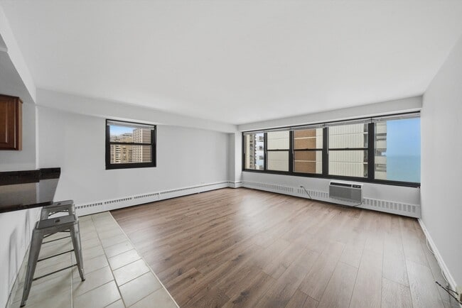 Building Photo - 6030 N Sheridan Rd
