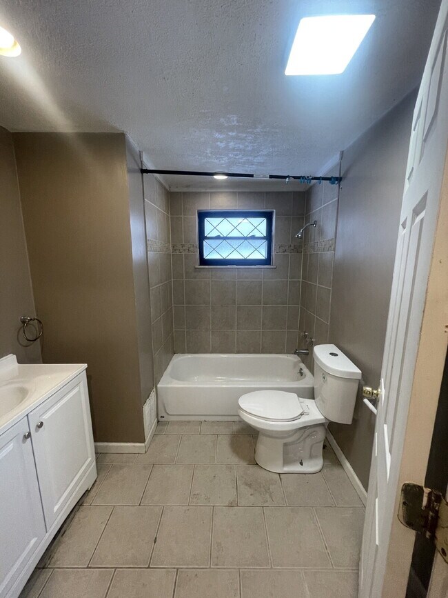 Building Photo - 149 Parkwood Rd