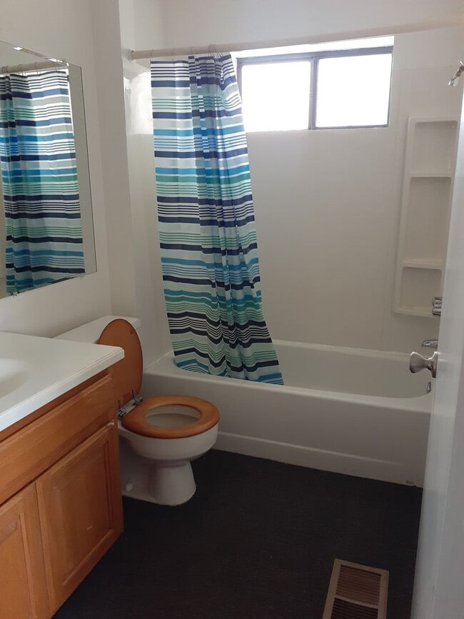 Building Photo - Charming 3-Bedroom / 3 Bathroom Home in Pi...