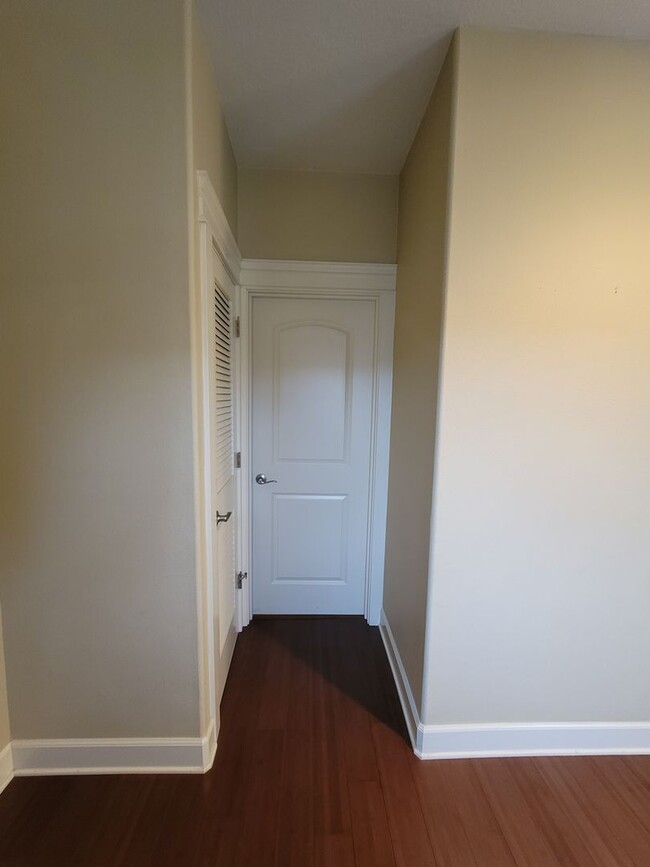 Building Photo - Contemporary Condo in Johns Landing