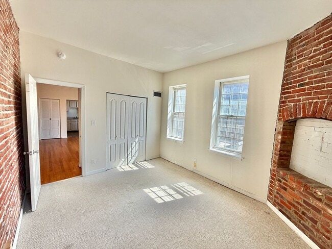Building Photo - Dupont Prime Location Tree-Lined Corcoran St & 17th 1 bed 1 bath Condo UTILITIES INCLUDED.