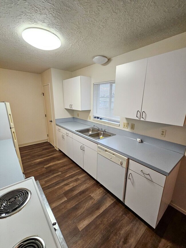 Building Photo - 506 NE Dallas Ct