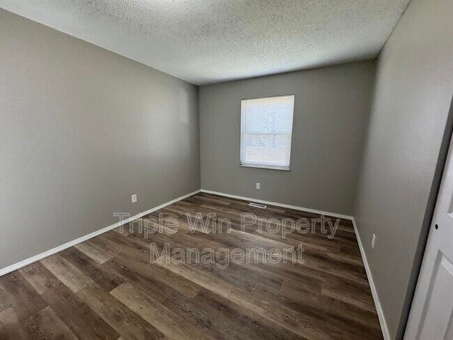 Building Photo - 513 Coachway Ln