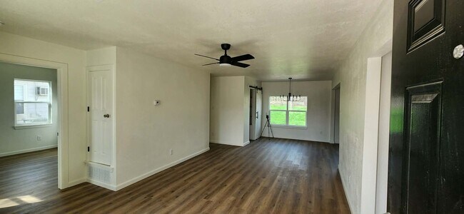 Building Photo - Beautifully Remodeled 3 Bed / 2 Bath Home with Large Backyard