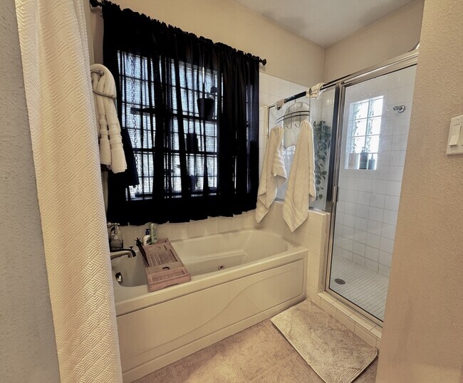 Building Photo - 5400 Flo Dr