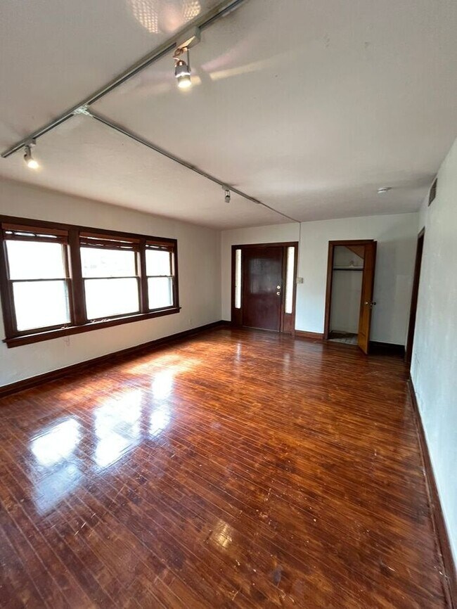 Building Photo - Large 2 Bed 1 Bath 1 car garage Duplex in Shartel Blvd Addn