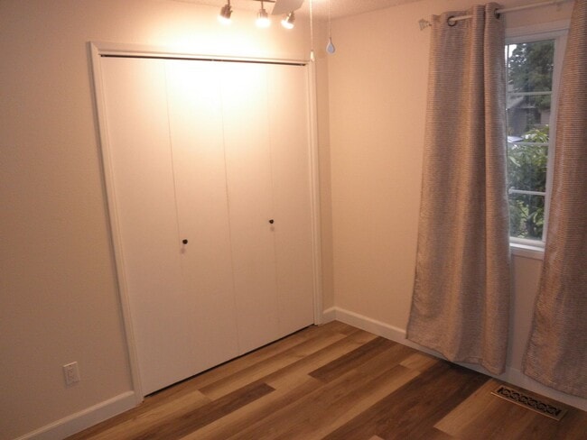 Building Photo - On cul de sac