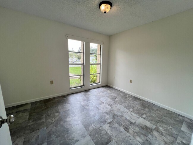 Building Photo - 4608-4610 Sandy Lane
