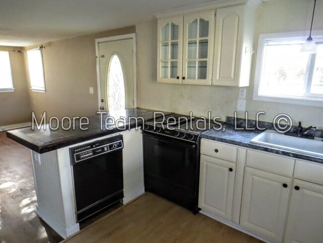 Building Photo - One Bedroom House with Big Flat Yard Near ...