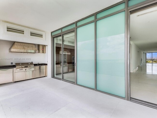 Building Photo - 800 South Pointe Dr