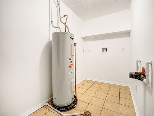 Building Photo - Pennington Court Apartments -  Washer/Drye...