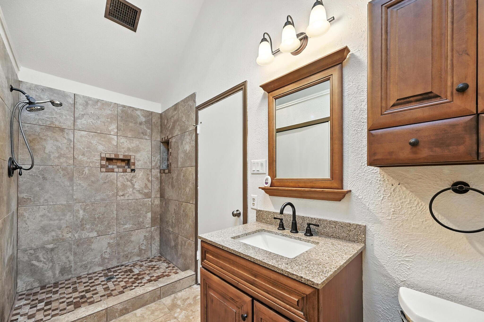 Building Photo - 4901 Tree Top Ln