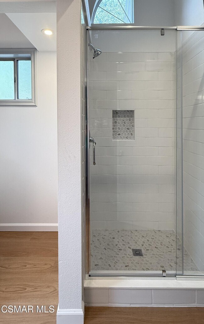 Building Photo - 1391 E Hillcrest Dr