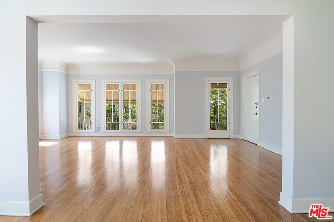 Building Photo - 170 1/2 S Sycamore Ave