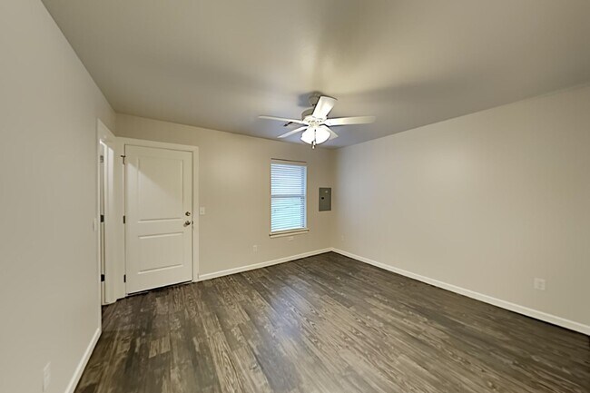 Building Photo - 2 Bedroom 2 Bathroom 2 Car Garage Duplex Close to Broadway Extension and 8 Minutes from Downtown OKC