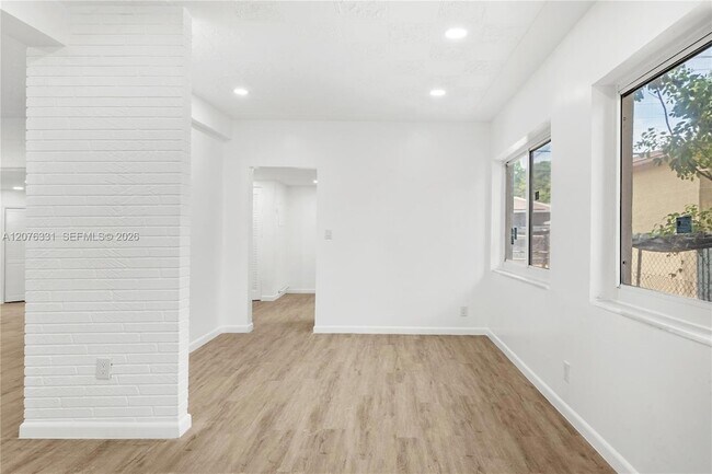 Building Photo - 1701 NW 19th Ave