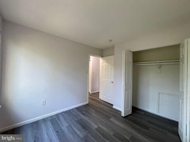 Building Photo - 7233 Mill Creek Ct