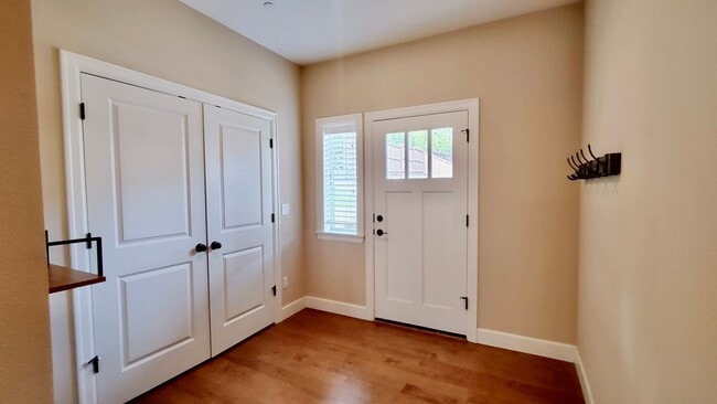 Building Photo - Beautiful Cedar Mills Home With An Easy Co...