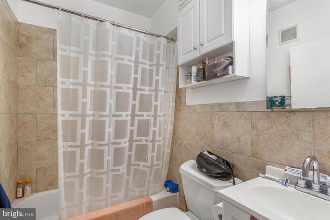 Building Photo - 821 Catharine St