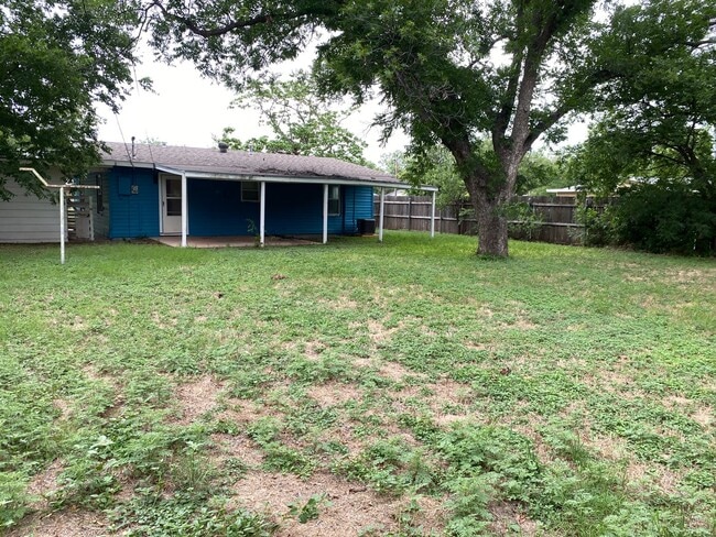 Building Photo - 3 bed, 1 bath, carport