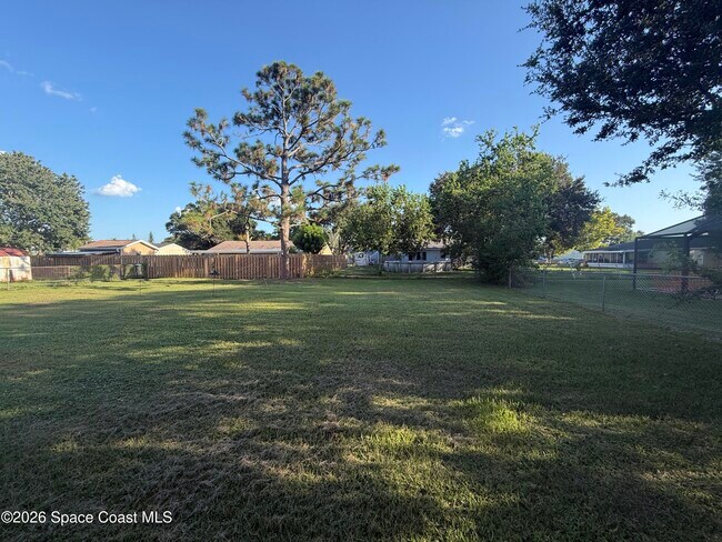 Building Photo - 1607 Fairfield Cir NE