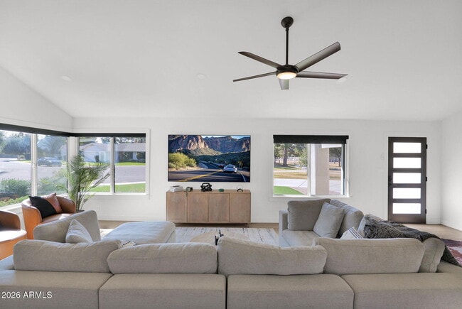 Building Photo - 7629 N Vía De Los Ninos