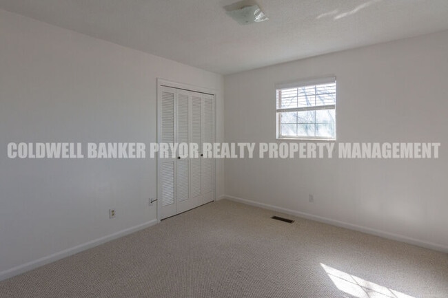 Building Photo - 598 Highland Dr