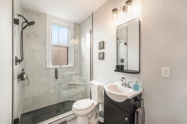 Building Photo - 832 26th St