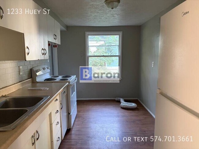 Building Photo - 1233 Huey St