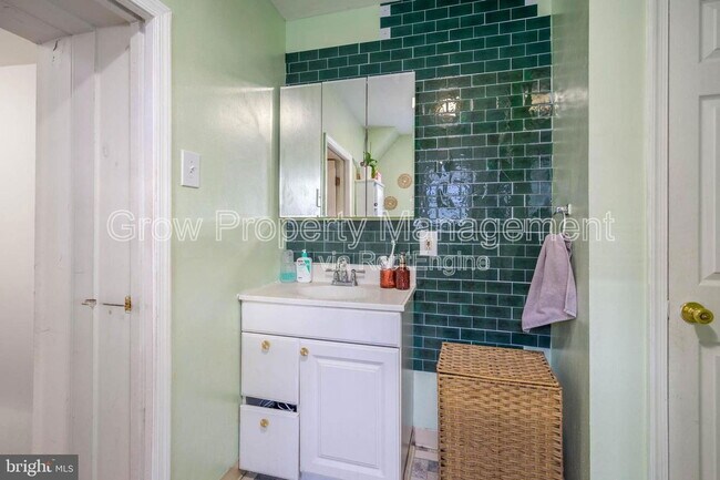 Building Photo - 1038 S Bouvier St