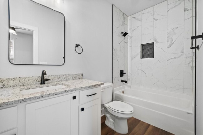 Building Photo - Beautiful and Modern Home!