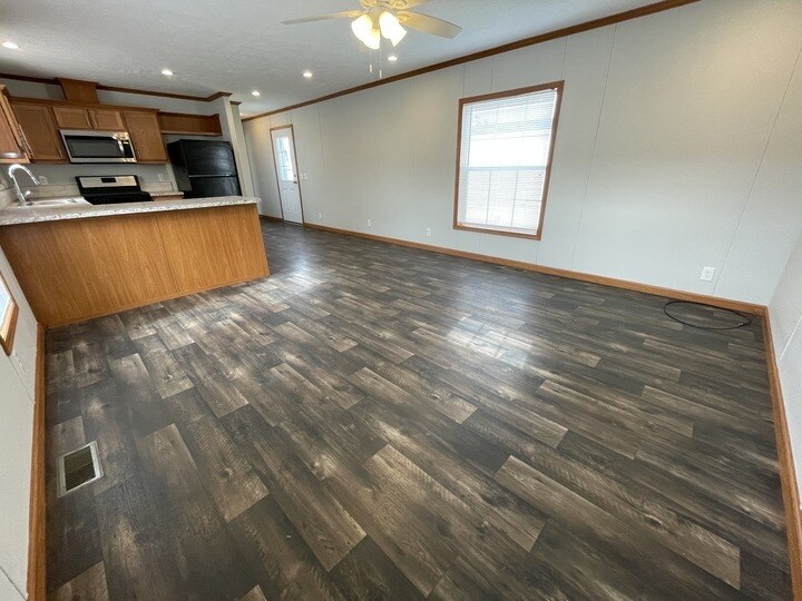 Building Photo - 38031 Leverette Ave