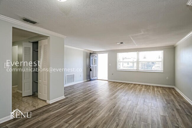 Building Photo - 3 Bed - 2 Bath Cozy Living in the Heart of...