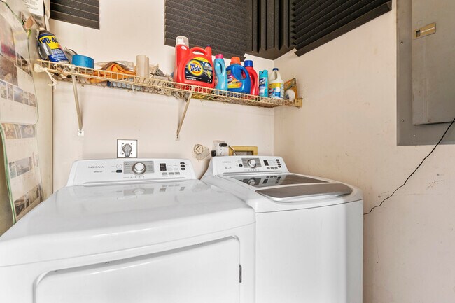 Building Photo - 812 NW 6th Ave