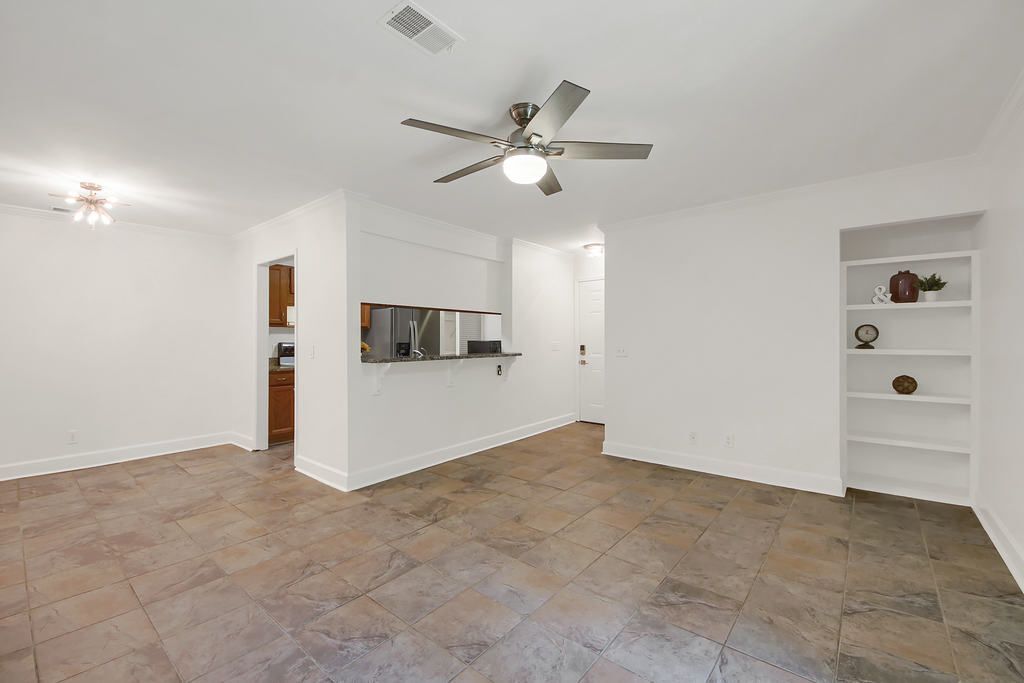 Building Photo - 501 Barrington Hills Dr