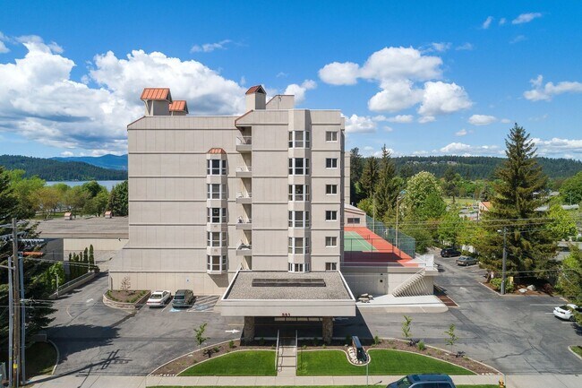 Building Photo - Beautiful Downtown Coeur d' Alene Condo  w/ Amazing Views!
