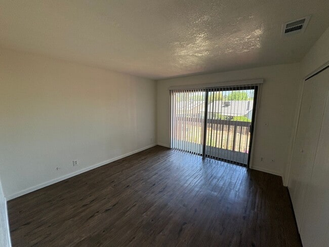 Building Photo - Upstairs Apartment Rent Ready!