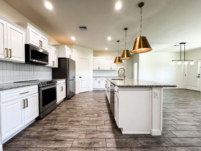 Building Photo - "Spacious 4-Bedroom, 2-Bathroom Home in Yu...