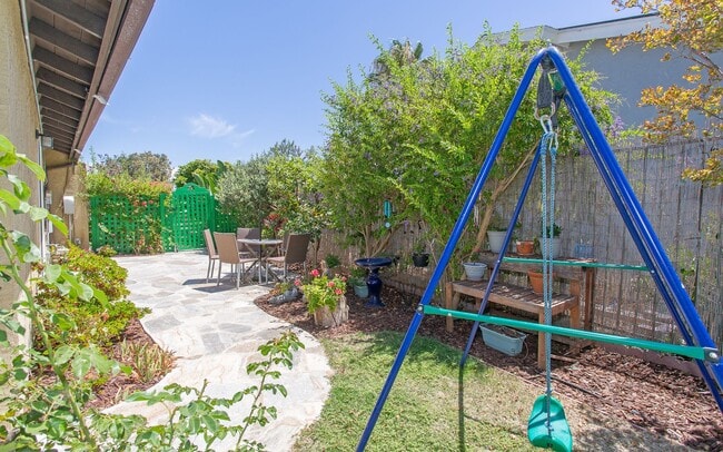 Building Photo - Charming 4 bedroom Home in Oceanside